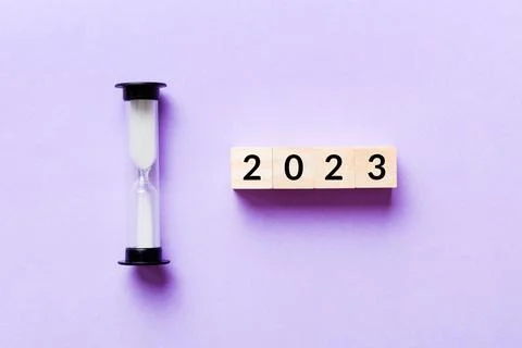 New Year 2023 sand timer. Resolution, time, plan, goal, motivation, reboot, c Foto stock