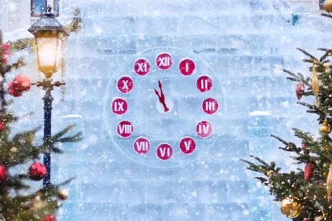 New Year clock on the ice wall. Christmas decoration. Foto stock