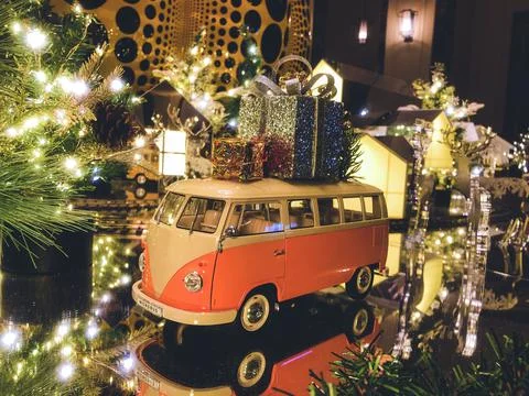 New year composition. Orange bus toy with gifts and the Christmas tree on the Foto stock