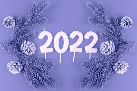 New year composition with pine branches, pine cones and number 2022, very peri Foto stock