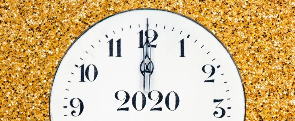 New year countdown, midnight clock face on a shiny yellow gold glitter textur Stock-Fotos
