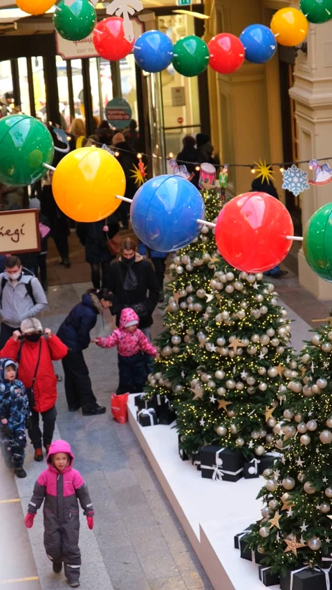 New Year decorations in the central shopping center 스톡 동영상 167301551