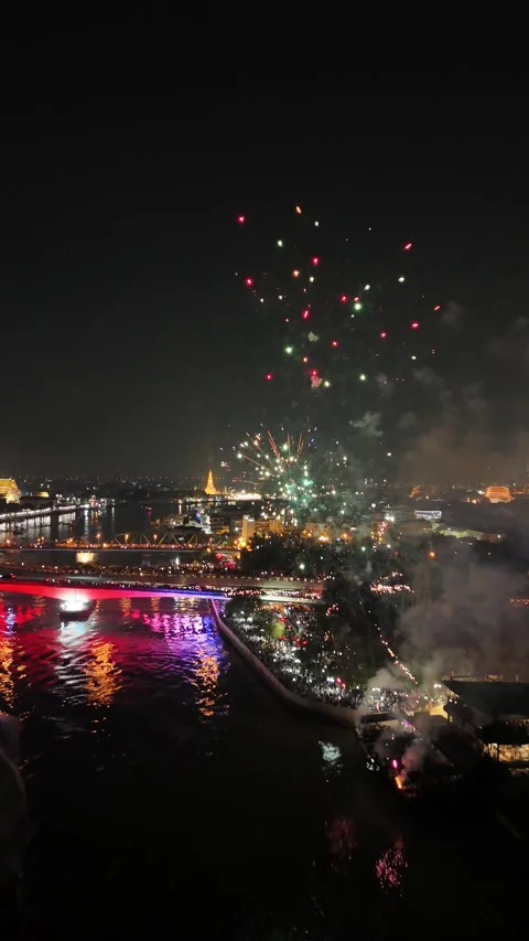 New Year Fireworks Exploding Over Bangkok, Thailand Video stock 335974847
