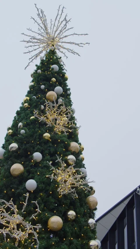 New Year tree with balls and garland Видео 295127151