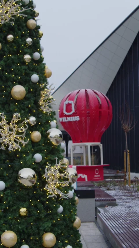 New Year tree with balls and garland Видео 295127234