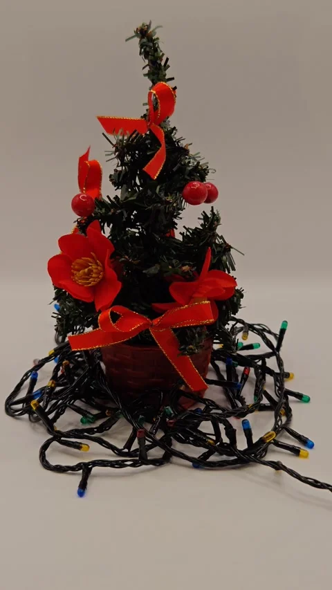 New Year tree with a bow on a white background with multi-colored lights Stock-Footage 322539807