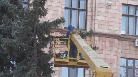 New Year tree decorating in the street, video Stock Footage 85162531