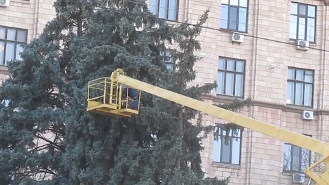New Year tree decorating in the street, video Stock Footage 85162549