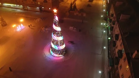 New Year tree, glowing with lights, in the central square on winter evening Stock Footage 123901434