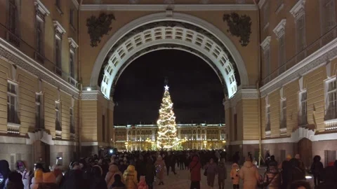 New Year tree at the main square of Saint-Petersburg (Dvortsovaya ploshad). Stock Footage 168335482