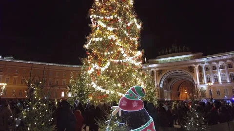 New Year tree at the main square of Saint-Petersburg (Dvortsovaya ploshad). Stock Footage 168335689