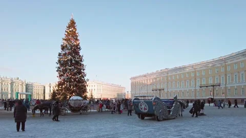 New Year tree at the main square of Saint-Petersburg (Dvortsovaya ploshad). Stock Footage 168335982