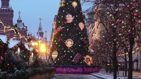 New Year tree on Red square, snowing on christmas market fair 库存影片 95697624
