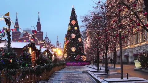 New Year tree on Red square, snowing on christmas market fair 库存影片 98857358