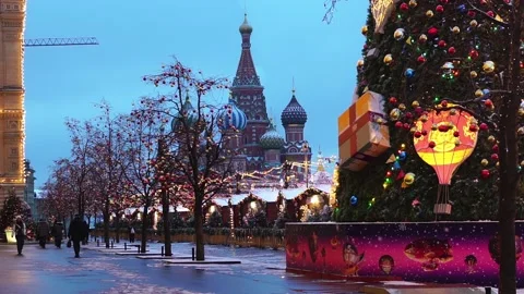 New Year tree on Red square, snowing on christmas market fair 库存影片 98857500