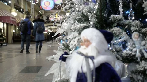 New Year's and Christmas tree decoration with Santa Claus in shopping mall 스톡 동영상 69986288