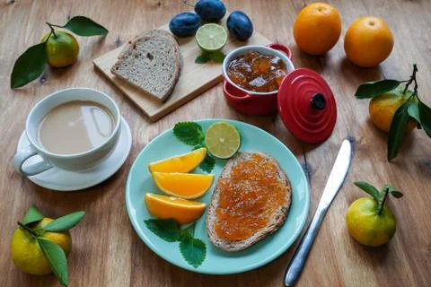 New Year's breakfast, coffee, bread, jam. Festive table setting. Foto stock