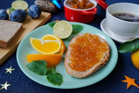 New Year's breakfast, coffee, bread, jam. Festive table setting. Stock-Fotos