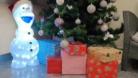 New Year's tree, snowman, and gifts 動画素材 321833826
