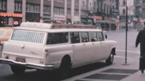 New York - 1970: Extra long white limousine stands in downtown street. Vídeos de archivo 164924677