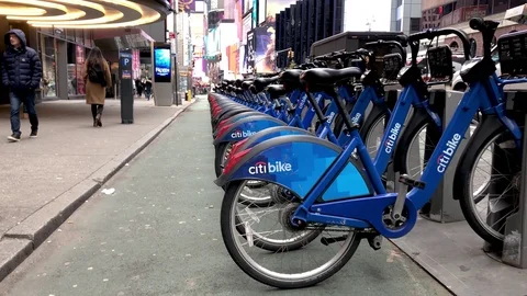 NEW YORK CITY - DECEMBER 2018: Citibike rental station with row of bikes. The Stock Footage