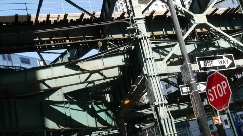 New York City elevated subway, metropolitan bridge, metro train track above Vidéo 303622873