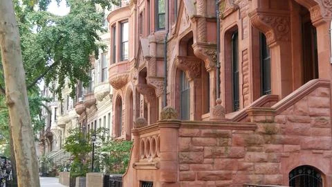 New York City townhouse buildings, residential brownstone row houses in Fotos de archivo