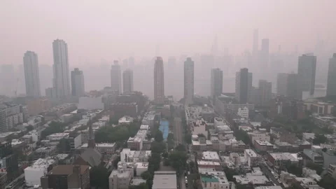 New York City under a layer of smoke 库存影片 340000594