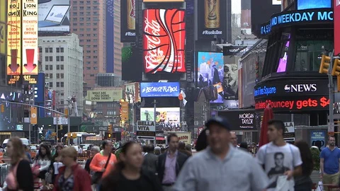 A New York, the crowd on Time Square walk towards the camera, pedestrian. Vídeos de archivo 128463802