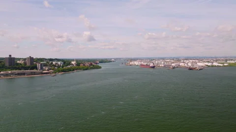 New York Harbor toward Staten Island ferry terminal, ProRes 422HQ footage Vídeo Stock 346008560