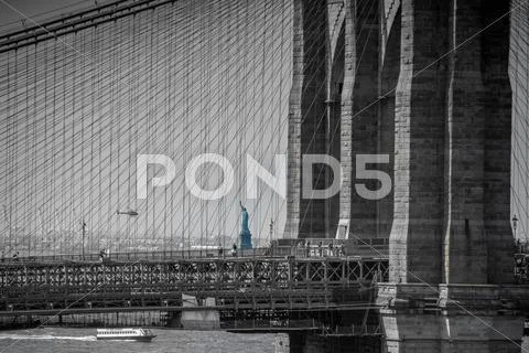 New York skyline Brooklyn bridge Statue of Liberty Stock Photos