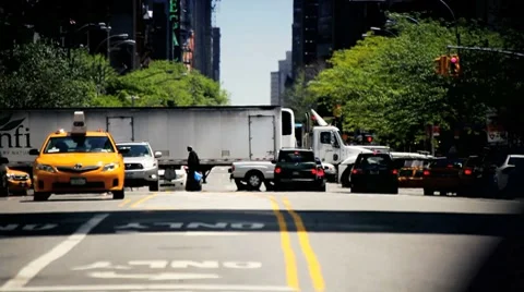 New York traffic at a busy Intersection midtown Manhattan New York, USA Vídeo Stock 7731574