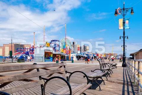 NEW YOThe colorful seaside boardwalk at Coney Island in New York City Stock Photos