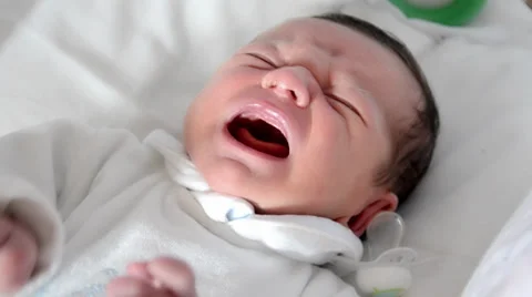 Newborn baby boy crying Видео 28393246