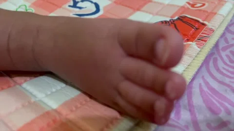 Newborn baby foot and tiny toes closeup macro view on mat Vidéo 344115877