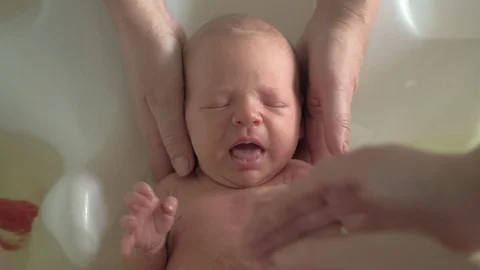 Newborn baby is scared with bathing Video stock 89255044