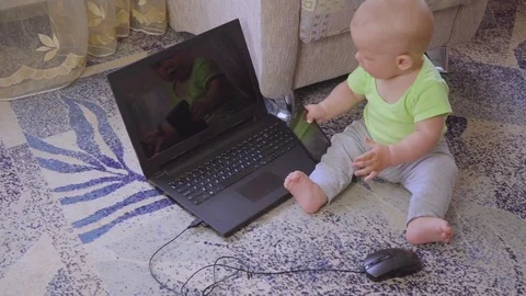 A newborn with a computer Видео 76326183