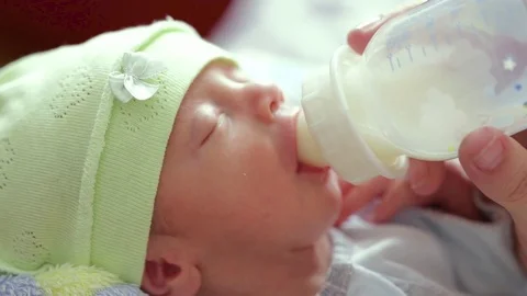 Newborn eats from a bottle Stock Footage 80925070