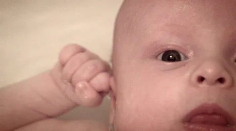 Newborn ECU in bathtub Stock Footage 43043377