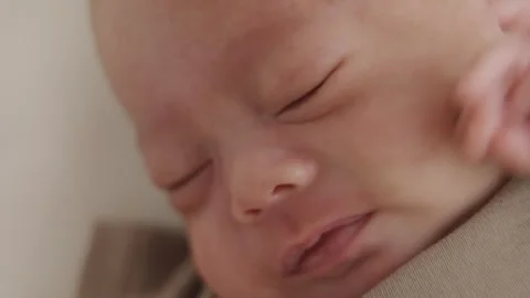 Newborn Expressing Discomfort 库存影片 337523227