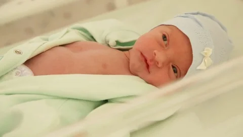 Newborn lies in bed 스톡 동영상 91864685