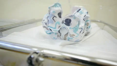 Newborn lies on the changing table and moves the legs. Media. A small child lies Vidéo 169439559