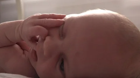 Newborn touching his face Vídeos de archivo 94226069