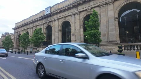 Newcastle Central Station - Traffic Passing Victorian Architecture. 動画素材 338216601