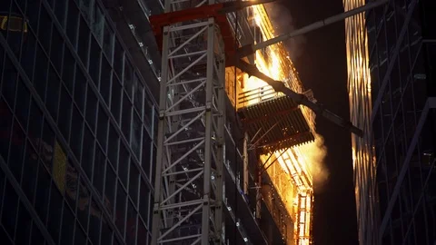 Newly constructed building on blazing fire, Warsaw hub tower incident Vídeos de archivo 109417364