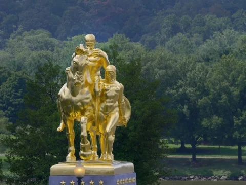 Newly Gilded Valor Statue in Washington DC 動画素材 343657853