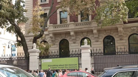 Newly Re-opened Cooper Hewitt Museum with traffic and Crowds Stock Footage 53848201