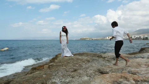 Newlyweds on the beach 動画素材 84523317