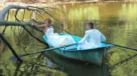 Newlyweds on Boat Vídeos de archivo 33653819