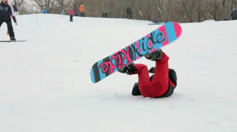 Newlyweds learn to snowboard Video stock 34032411
